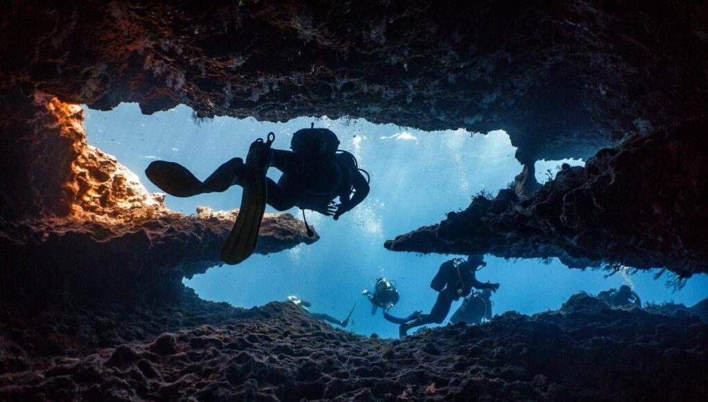 Italiani morti alle Maldive, spunta nuova ipotesi: “Sub risucchiati nelle grotte da effetto Venturi”