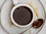 La avvelena con la candeggina nel caffè, la moglie lo smaschera con una telecamera