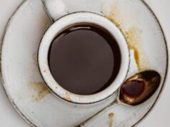 La avvelena con la candeggina nel caffè, la moglie lo smaschera con una telecamera
