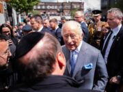 Londra, re Carlo incontra le vittime dell’attacco al quartiere ebraico Golders Green