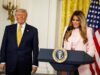 Melania Trump cita l”empatia’ del marito: scattano le risate alla Casa Bianca