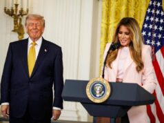 Melania Trump cita l”empatia’ del marito: scattano le risate alla Casa Bianca