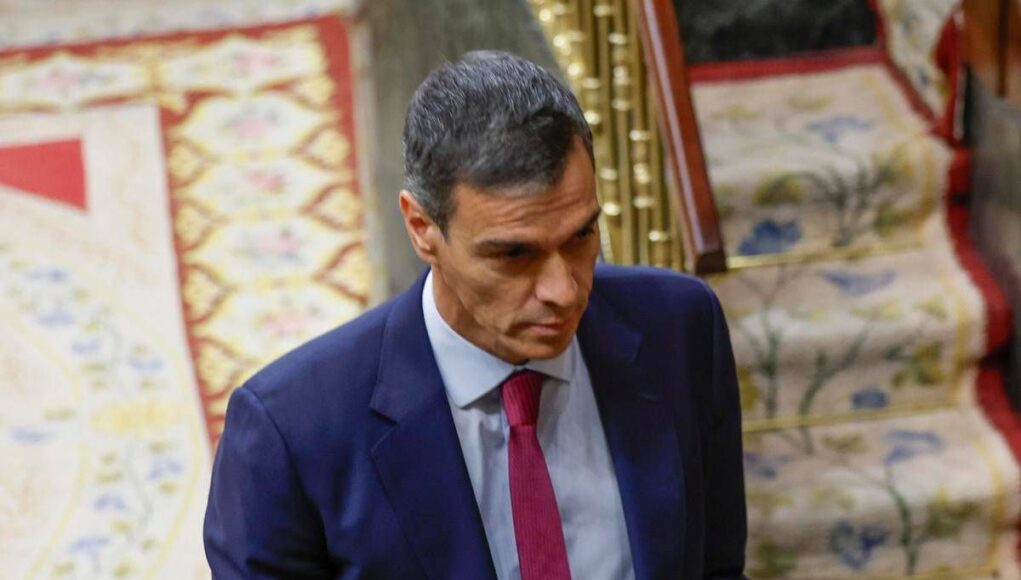 Moglie e fratello indagati, tra proteste e perquisizioni il giugno difficile di Sanchez