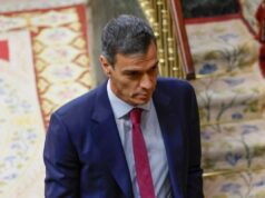 Moglie e fratello indagati, tra proteste e perquisizioni il giugno difficile di Sanchez