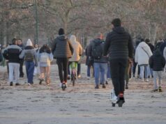 Monopattini elettrici, conto alla rovescia per l’obbligo di targa: la scadenza e le multe, cosa fare