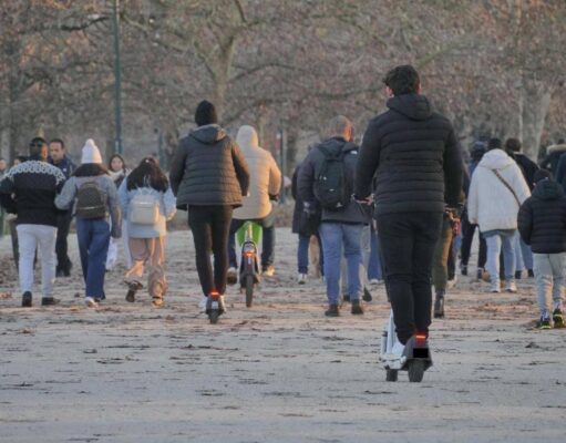 Monopattini elettrici, conto alla rovescia per l’obbligo di targa: la scadenza e le multe, cosa fare