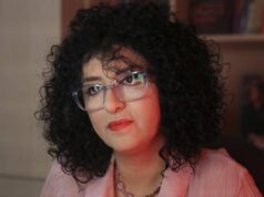 Narges Mohammadi dimessa, lo staff medico: “Servono cure e riposo, carcere sarebbe condanna a morte”