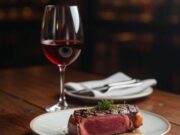 No a vino e carne rossa, il doppio divieto di Garattini a tavola