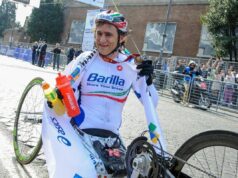 Oggi i funerali di Alex Zanardi a Padova: persone in coda da ore, la sua handbike sull’altare