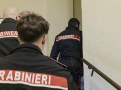 Ostia, accoltellato al torace dalla compagna durante lite: è grave