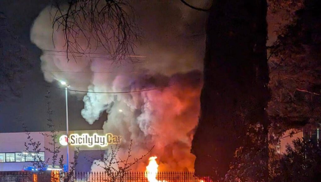 Palermo, incendio in azienda di noleggio auto: a fuoco una decina di mezzi