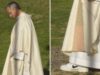 Papa Leone XIV indossa le Nike, sotto la veste sacra spuntano le sneakers: la foto virale