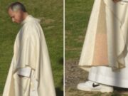 Papa Leone XIV indossa le Nike, sotto la veste sacra spuntano le sneakers: la foto virale