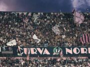 Petardi in campo, rissa e ospiti scortati fuori: caos in Palermo-Catanzaro