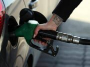 Prezzi carburanti: la benzina aumenta ancora, in calo il diesel