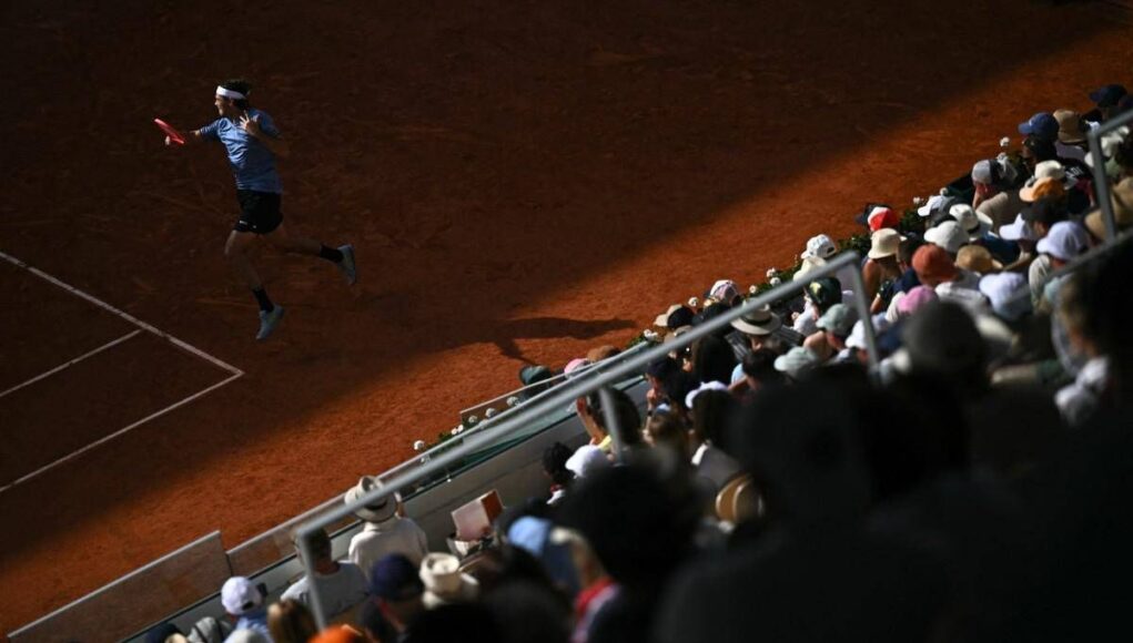 Roland Garros, è tornato il coro che ‘disturba’ i tennisti: “Olè”