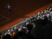 Roland Garros, è tornato il coro che ‘disturba’ i tennisti: “Olè”