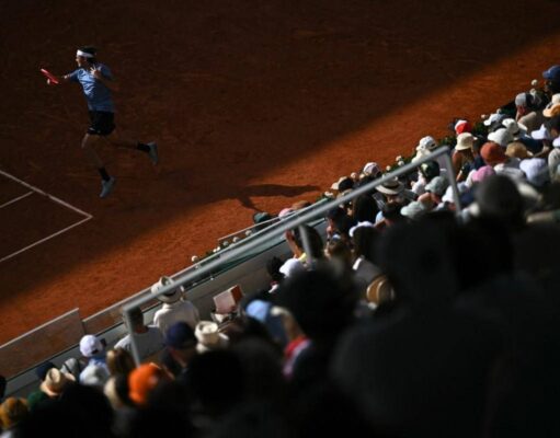 Roland Garros, è tornato il coro che ‘disturba’ i tennisti: “Olè”