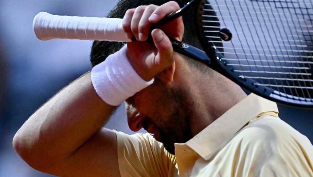 Roland Garros, tifosi Djokovic gridano al complotto: “Perchè Sinner gioca la sera?”