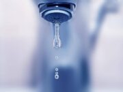 Salute, l’esperto: “Bere acqua fa bene anche ai denti e al sorriso”