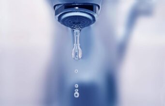 Salute, l’esperto: “Bere acqua fa bene anche ai denti e al sorriso”