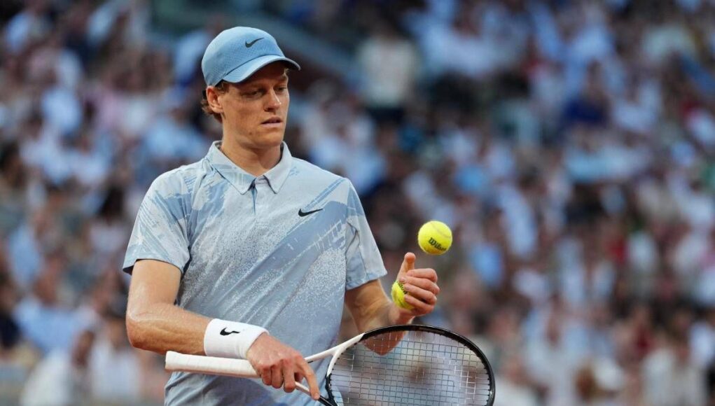 Sinner, il nuovo kit al Roland Garros non convince: “Sembra Cenerentolo”
