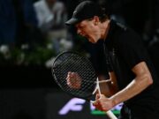 Sinner più forte della pioggia, Medvedev ko in tre set e due giorni: è finale a Roma