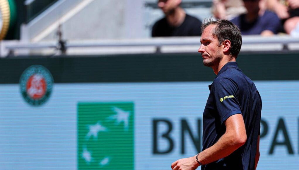 Sorpresa al Roland Garros, Medvedev subito eliminato: niente big match con Sinner in semifinale
