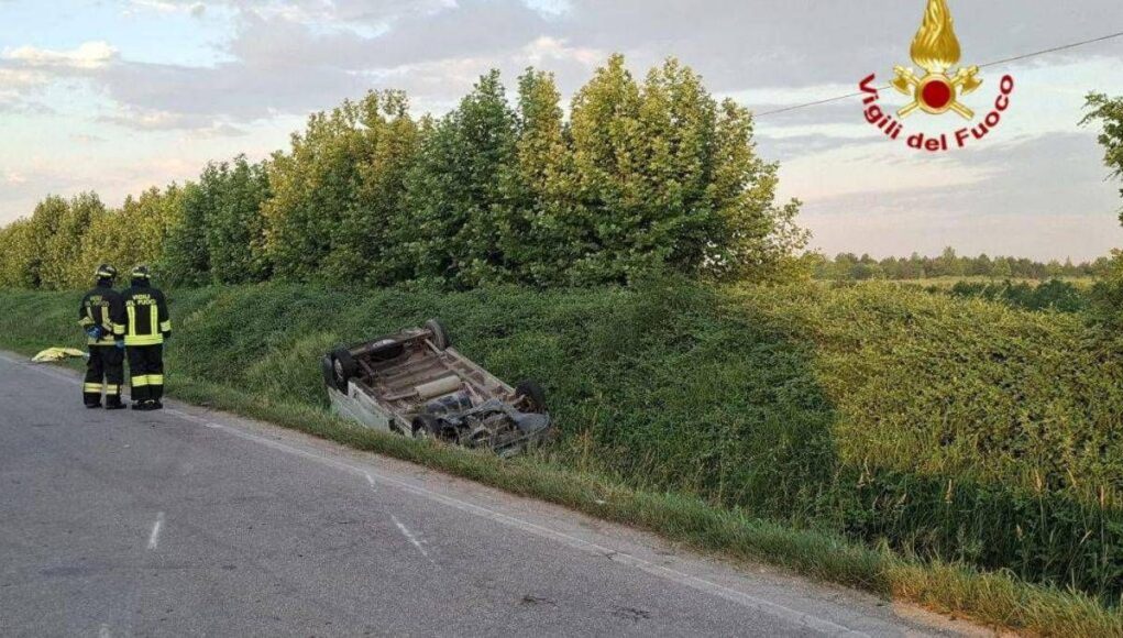Travolti da un furgone mentre vanno al lavoro in bici: morti due operai nel Mantovano