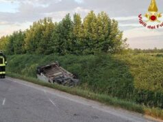 Travolti da un furgone mentre vanno al lavoro in bici: morti due operai nel Mantovano