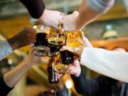 “Troppi voli dirottati a causa di passeggeri ubriachi”, Ryanair chiede di vietare l’alcol negli aeroporti al mattino