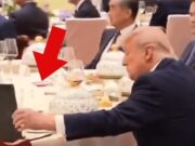 Trump apre il taccuino di Xi al banchetto di Stato, la ‘sbirciatina’ diventa virale