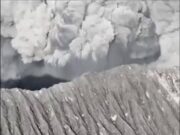 Vulcano erutta in Indonesia, muoiono tre escursionisti sul monte Dukono