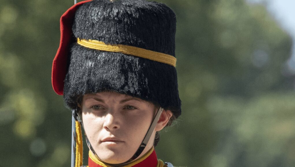 Windsor, dramma davanti al re Carlo: soldatessa 24enne muore dopo una caduta da cavallo