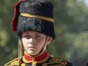 Windsor, dramma davanti al re Carlo: soldatessa 24enne muore dopo una caduta da cavallo
