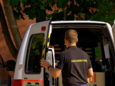 Anziano in bici travolto da un tir a Torino ambulanza incidente torino