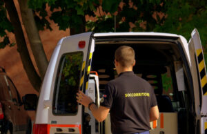 Anziano in bici travolto da un tir a Torino ambulanza incidente torino