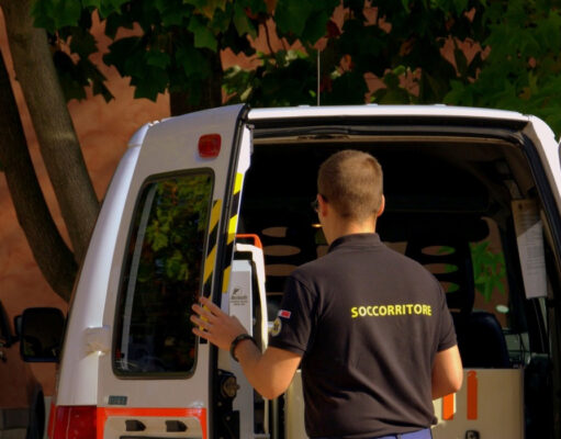 Anziano in bici travolto da un tir a Torino ambulanza incidente torino