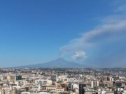 Etna, nube di cenere di 4 chilometri dal vulcano: scatta allerta rossa per l’aviazione