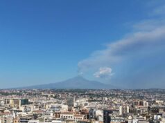 Etna, nube di cenere di 4 chilometri dal vulcano: scatta allerta rossa per l’aviazione