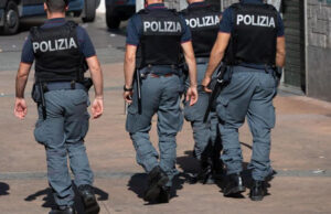 Torino, colpita con un pugno da uno straniero: arrestato l’uomo che ha scippato Marisa, 86 anni polizia