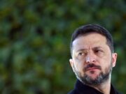 Ucraina, Zelensky: “A novembre trilaterale con Usa e Russia”. Trump: “Presto la svolta”