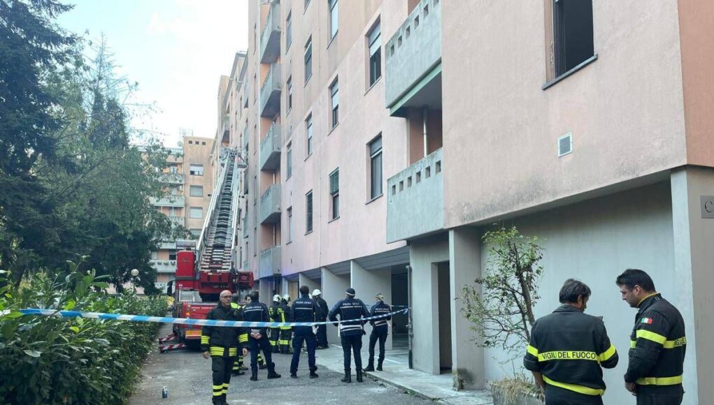 Anziana morta nel rogo a Milano: portato in ospedale l’inquilino sospettato dell’incendio
