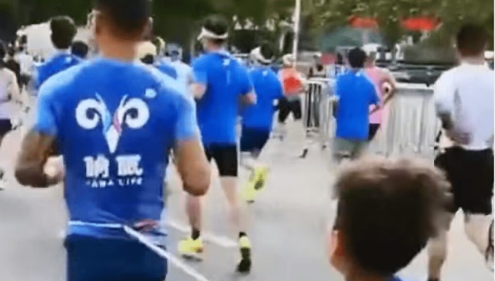 Bambino legato e costretto a correre una mezza maratona: runner squalificato tre anni
