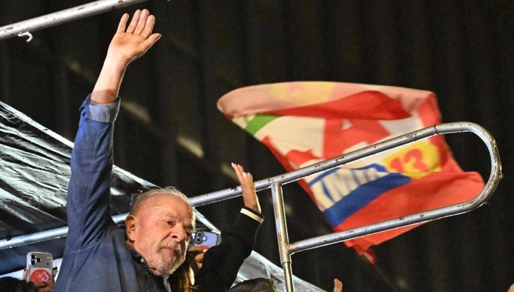 Brasile, Lula rieletto presidente: Bolsonaro chiede l’annullamento. Trump contesta il voto: “Hanno usato manuale Biden”