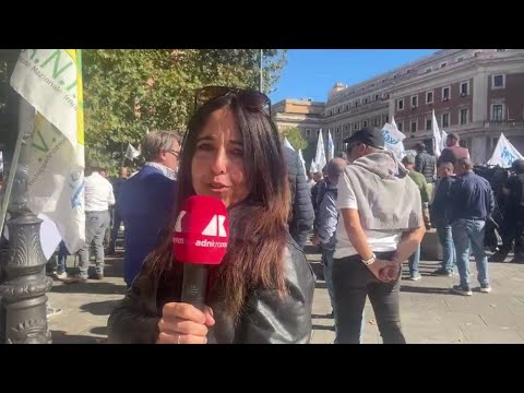 Caro carburante, a Roma protesta di taxi e Ncc sotto il ministero dei Trasporti – Videonews