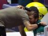 Cobolli si fa male nel derby e scoppia a piangere, Atp Finals a rischio. Berrettini lo abbraccia