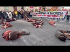 Cortei a Roma, donne ‘morte’ a terra per raccontare il massacro di Gaza