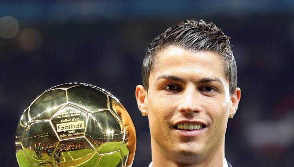 Cristiano Ronaldo batte Messi, è suo il Pallone d’Oro di tutti i tempi. Poi sui social: “Il calcio è dei tifosi!”