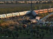 Disastro ferroviario in Spagna, il lutto e le indagini: “Via libera al treno nonostante convoglio fermo sui binari”